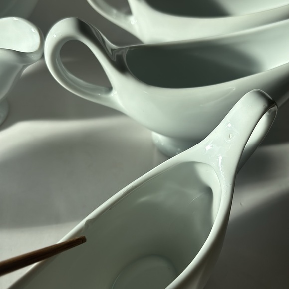 Lot of six gravy boats, white porcelain two marked as Fine China dinner wear - Picture 3 of 8